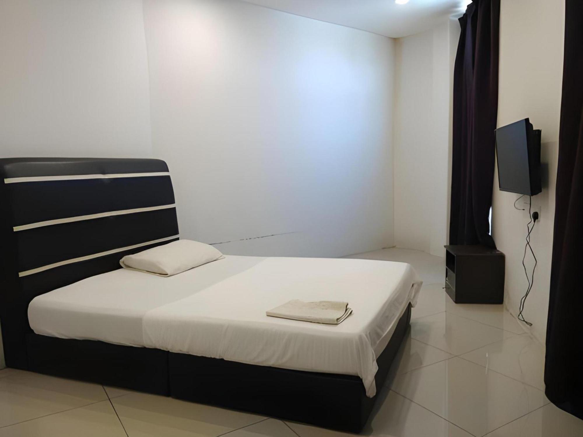 Oyo 90995 Hotel Nk Impian Seri Iskandar Exterior photo