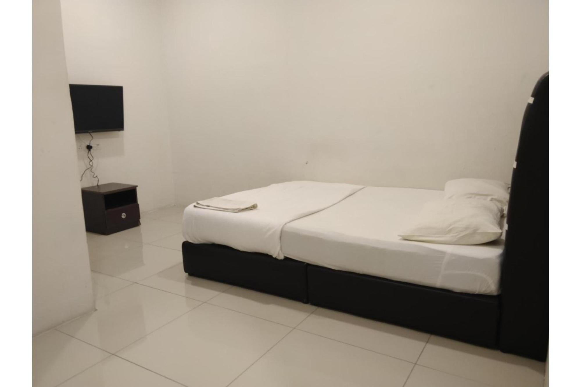 Oyo 90995 Hotel Nk Impian Seri Iskandar Exterior photo