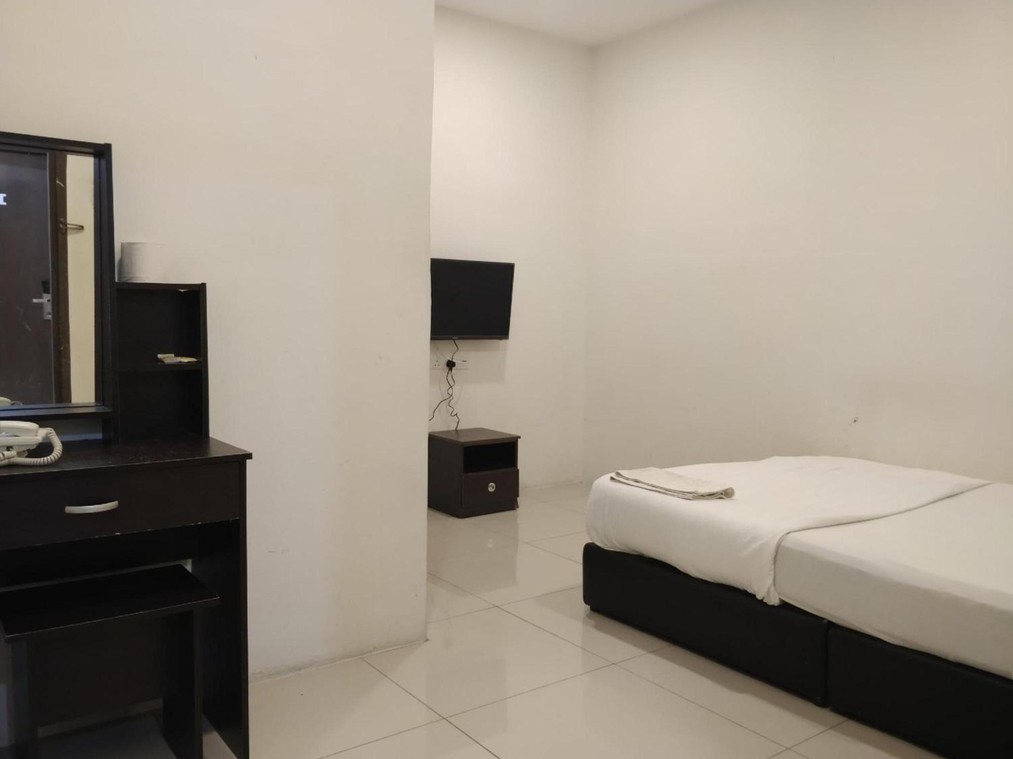 Oyo 90995 Hotel Nk Impian Seri Iskandar Exterior photo